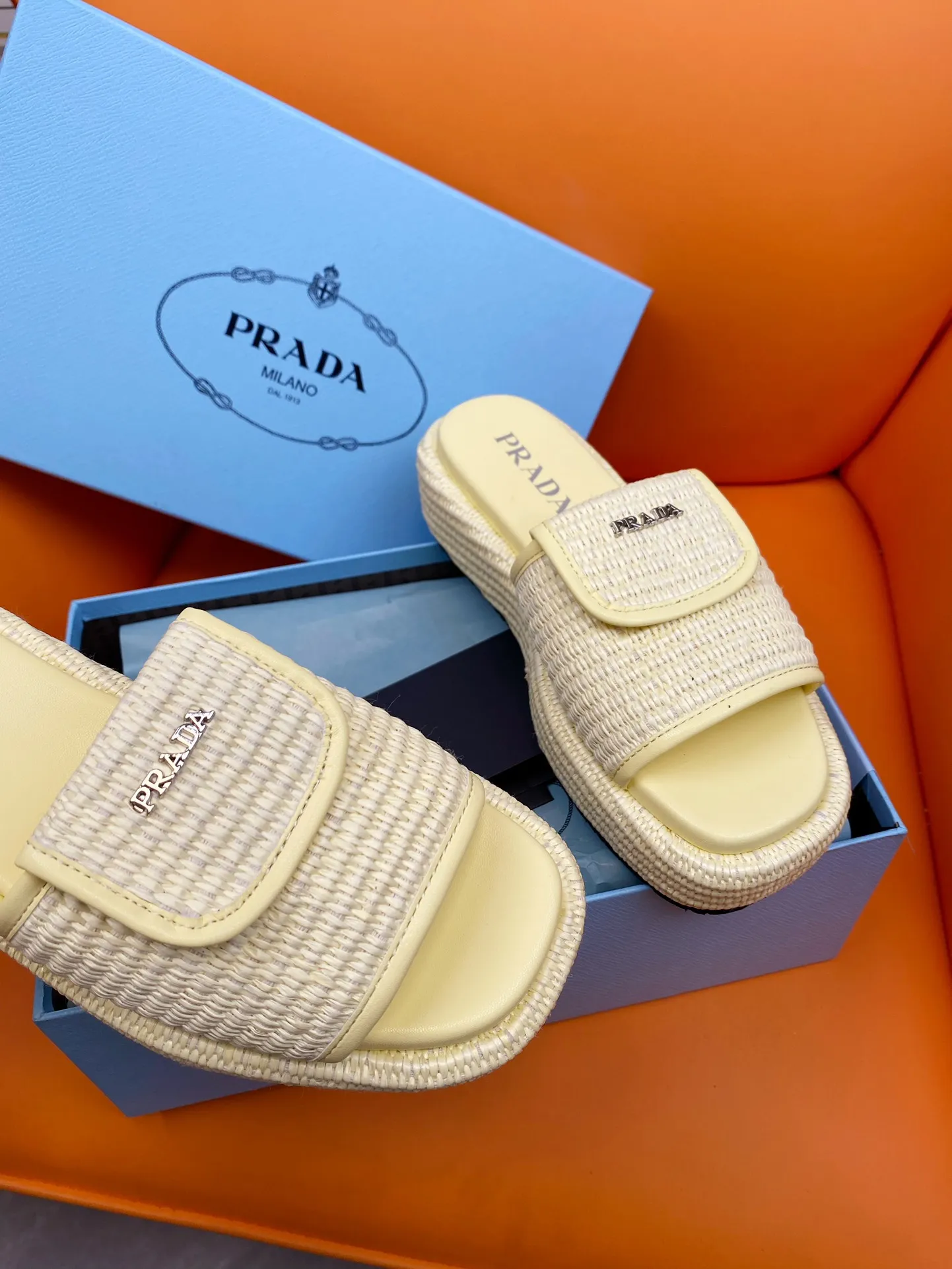 👟👟Ex-factory price 520👟👟 PRADA 2024ss raffia woven slippers This year's popular straw series, lazy people's must-have slippers are so good-looking on the feet. The whole pair of shoes is light, comfortable and bright colors meet the various choices of fashionable people of different styles! Original custom-made raffia Sheepskin lining 1:1 open mold outsole Size number: 35-39 (40 customizations are not returnable)